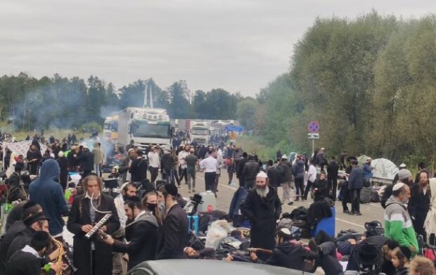 Хасиды-паломники ринули в обход закрытого пункта в сторону Житомирской и Ровенской области, видео
