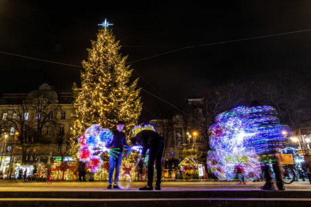 У містах Львівщини засяяли новорічні ялинки, очей не відвести - обери найкращу
