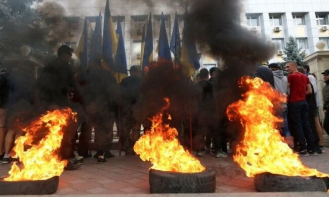 В Одессе зажгли покрышки в поддержку евромайдановцев (фото)