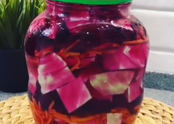 Маринованная капуста со свеклой, кадр из видео