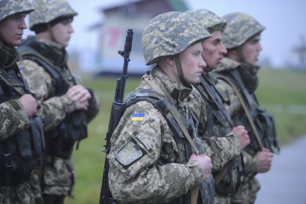 Гигантские очереди и полная неразбериха: украинцы массово штурмуют военкоматы