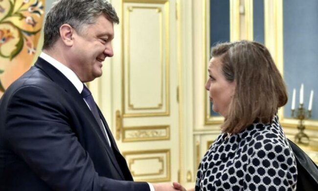 Порошенко поговорив с Нуланд про посилення фінансової допомоги США