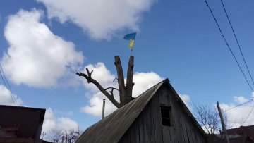 Російський екстремал вивісив український стяг і миттєво поплатився: дружину і двох дітей мало не спалили живцем