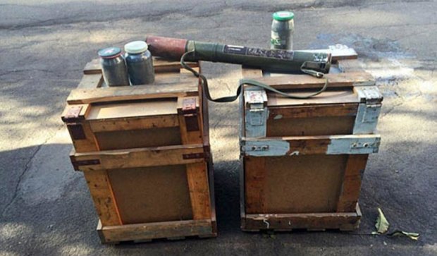 Жители Марьинки хранили дома гранатомет и 83 кг пороха (фото) 