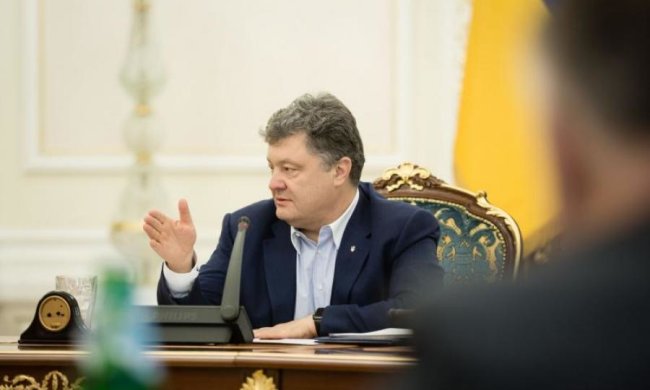 Зізнання по скайпу та протест Femen: що думають українці про допит Порошенка