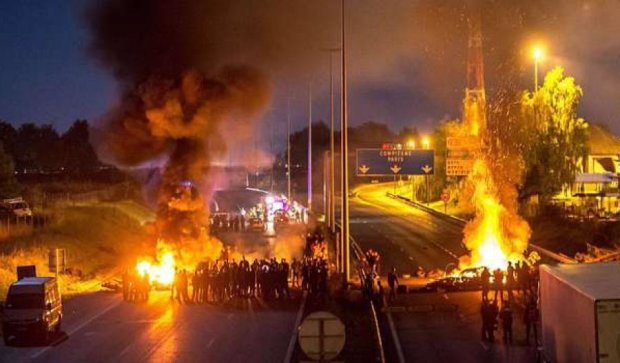 Цыганский бунт во Франции: заблокировано автомагистраль