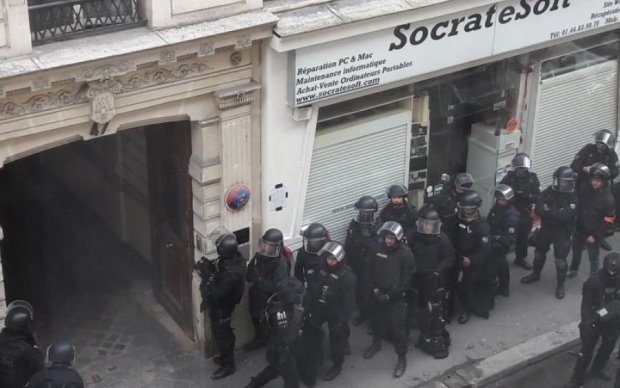 В Париже вооруженный мужчина захватил заложников, есть пострадавшие