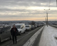 Шалені черги в лютий мороз: на блокпостах в окупованому Донбасі замерзають сотні українців, фото