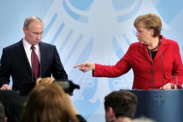 Меркель попросила Путіна захистити геїв