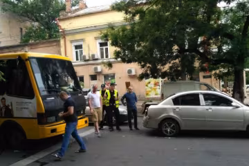 В Киеве маршрутчик сложил патрульную машину в "гармошку": видео