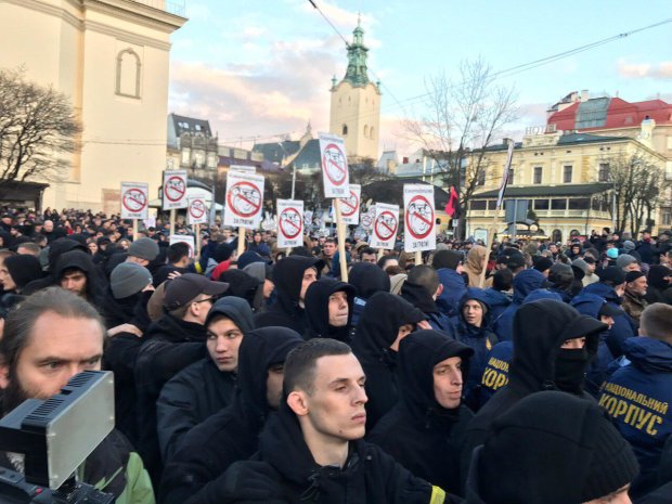 "Нацкорпус" приехал на встречу Порошенко с избирателями во Львове (фото)