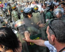 Венесуельці влаштували самосуд над голими поліцейськими: фото