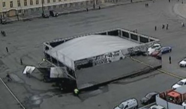 Дзеркальний павільйон обрушився на голови перехожих в Санкт-Петербурзі