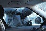 В Киеве вор-скорострел обчистил машину за 6 секунд: момент попал на видео
