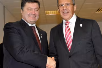 Сьогодні Порошенко розхитує державу своїми заявами, а раніше казав що «Україна приречена дружити з росією», - політолог