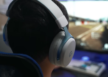 Использование наушников. Фото: скрин youtube