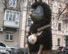Ежик в ладане: возле известной киевской статуи "замироточил" столб