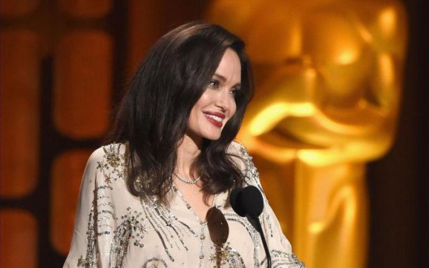 Это запрещенный прием: роман Джоли взбесил главную конкурентку