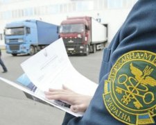 Рівненський митник попався на хабарі