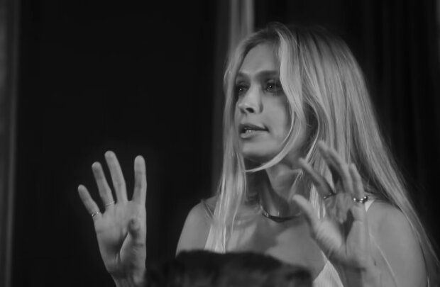 Вера Брежнева, кадр из клипа на песню "Вишиванка"