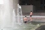 Школярі скупалися у фонтані, кадр з відео: Telegram " ХС Харків"