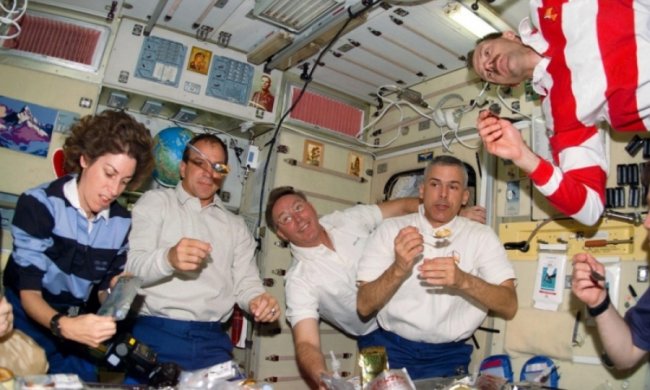 Космонавты с МКС "переквалифицируются" в производителей кисломолочки