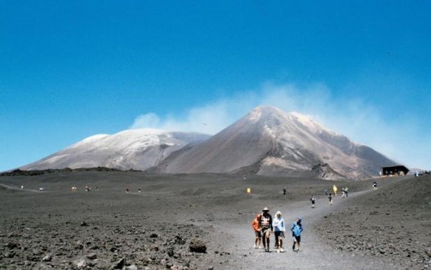 Туристы с ребенком упали в кратер вулкана