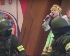 Вакханалія по-кримськи: дівчинка заспівала "зеленим чоловічкам" з автоматами
