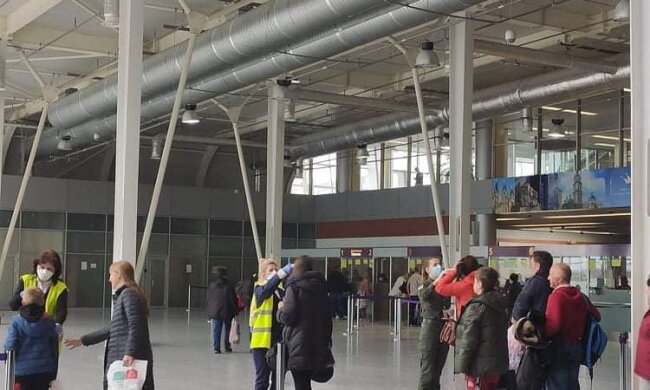 В аеропорту Львова запроваджено особливий режим, поповзли чутки про коронавірус