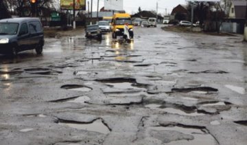 Українські дороги визнали одними із найгірших у світі