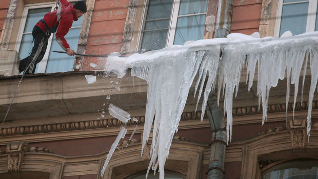 В Харькове альпинисты провели спецоперацию: над людьми нависали 100 кг ледяной смерти