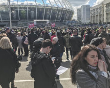 Фанаты Порошенко чуть не подрались за чернуху на Зеленского