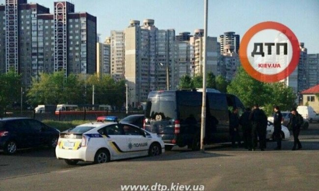 Тітушки намагалися "віджати" автозаправку в Києві