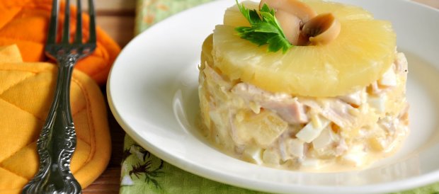 Швидко і смачно: рецепт салату з копченою грудкою та ананасами