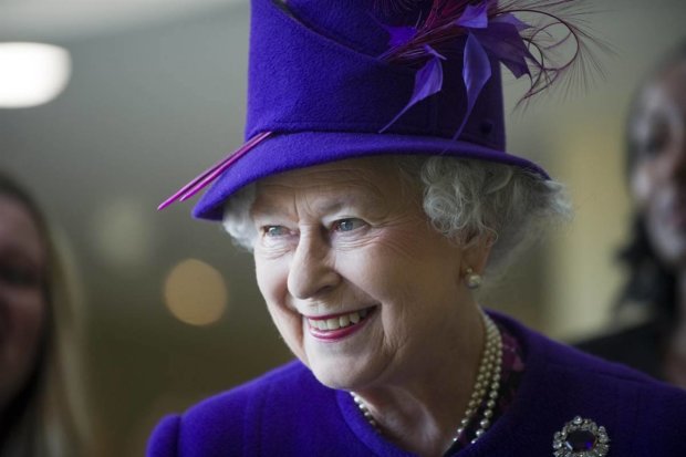 Кислотный наряд Елизаветы II ослепил всю Британию: стильно и дерзко