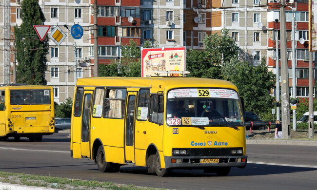 Маршрутки в Києві: пасажири в громадському транспорті