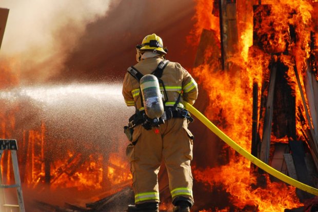 Круті пожежники показали епічний поєдинок двох стихій: як вогонь і вода зійшлися в брутальній сутичці