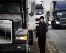 Порятунок потопаючого далекобійника та його фури: з'явилося відео