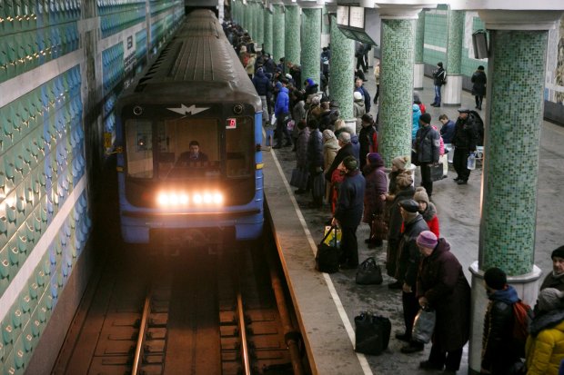 В Харькове блокируют вход в метро: людей пропускают только при одном условии