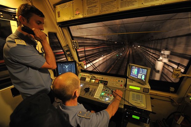 ЧП в столичном метро: люди застряли в сломанных поездах, всех выводят по тоннелю