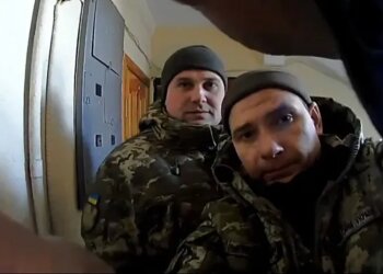Вручение повестки, скриншот: YouTube