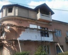 Франківець побудував собі терем на даху двоповерхівки (фото)