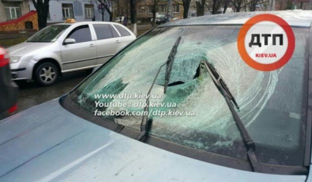 На переходе в Киеве Skoda сбила беременную женщину (фото, видео)