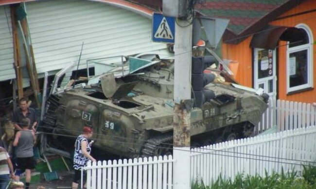 Бойовики на броньовику влетіли в бар у Луганську
