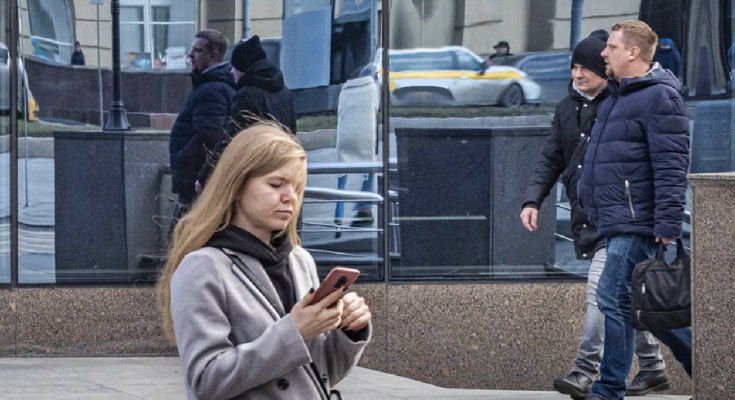 Пешеход с телефоном, скриншот: YouTube