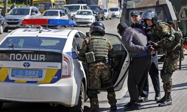 В Черкассах вооруженный прокурор устроил дебош и пытался помочиться на девушек: "Бухущий в жо*у"