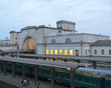 В Днепре голая женщина "приняла душ" прямо на вокзале: пассажиры забыли, куда едут, - кадры дичи 18+