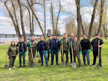 В Печерском районе Киева высадили 27 дубов Шевченко