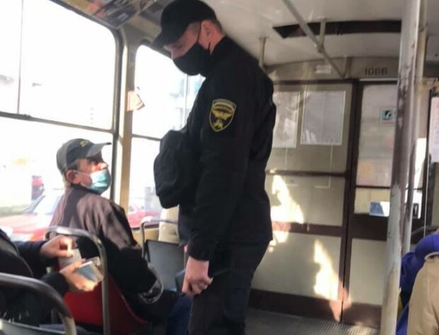 Львівські трамваї заполонили рекетири у формі контролерів: "Як у 90-их"