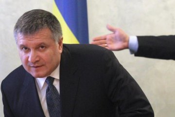 Не міністерське життя Авакова вилізло назовні
